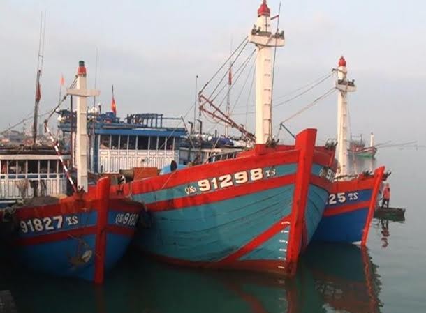 Cứu tàu cá và 15 ngư dân gặp nạn ở Hoàng Sa Tàu cá QNa 91298 TS cùng 15 ngư dân được lai dắt về bở an toàn