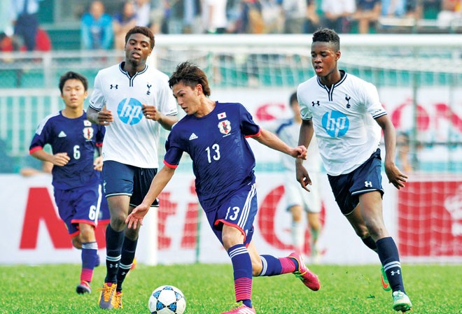 Châu Á tranh hùng Tiền vệ Takumi đi bóng trước hậu vệ U19 Tottenham trong trận ra quân. ảnh: Quang Thắng