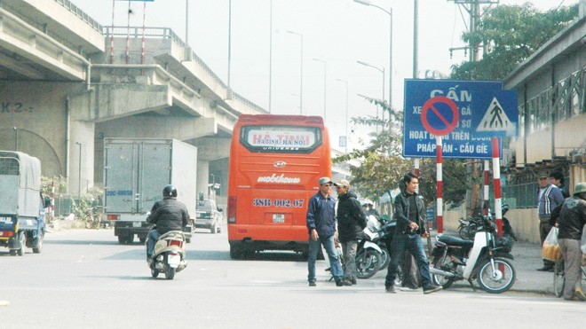 Xe “dù” lộng hành, cò mồi tát khách Gần Tết, xe dù lại càng lộng hành (chụp tại khu vực bến xe Nước Ngầm)