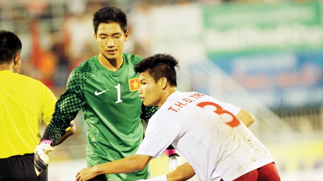 U19 Việt Nam cần đứng dậy sau cơn sốc Các cầu thủ U19 VN động viên nhau sau trận thua U19 Nhật Bản. Ảnh: vsi