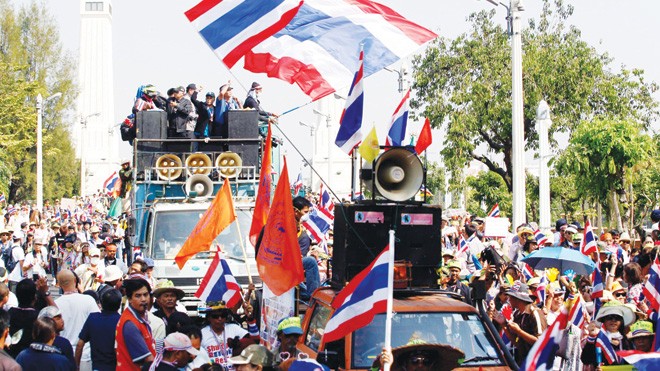 Thái Lan vào 'trận quyết đấu' Người biểu tình chống chính phủ Thái Lan tụ tập tại trung tâm Bangkok, chuẩn bị “đóng cửa” thủ đô. Ảnh: Xinhua