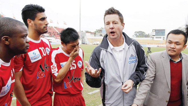 Khai mạc V-League trong lặng lẽ Tân HLV Kerr chỉ đạo các học trò XM.V.Hải Phòng trong trận gặp Thanh Hóa chiều qua. ảnh: VSI