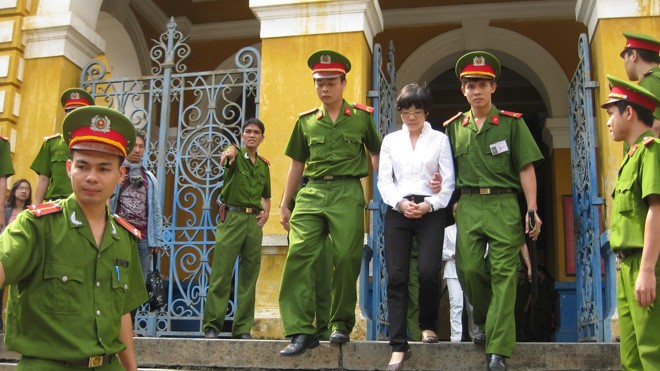 Đại án Huyền Như: Luật sư tiếp tục mổ xẻ trách nhiệm Vietinbank Dẫn giải bị cáo Huyền Như rời tòa chiều 14/1