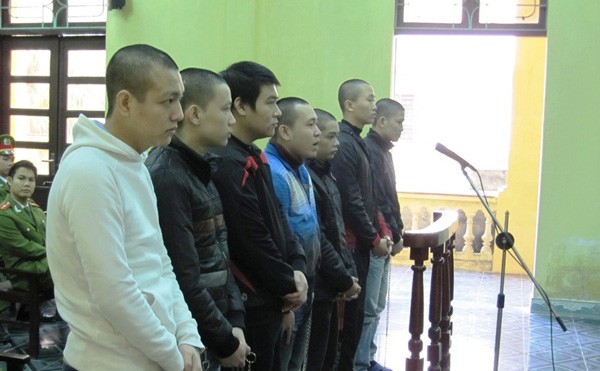 Phạt tù nhóm côn đồ “giải phóng mặt bằng” Các bị cáo khai nhận được đàn anh nhờ nên đã tham gia ẩu đả với dân