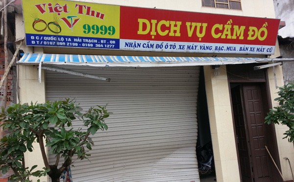 Con nợ dùng xe ô tô húc sập cửa tiệm chủ nợ Cửa cuốn nhà anh Việt bị chiếc ôtô xuyên thủng