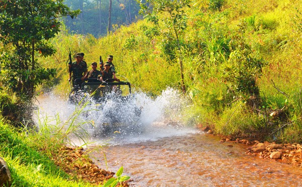 Nhạc sĩ Cù lần kinh doanh ký ức Cưỡi xe lội suối trong làng Cù Lần. Ảnh: h.t.N