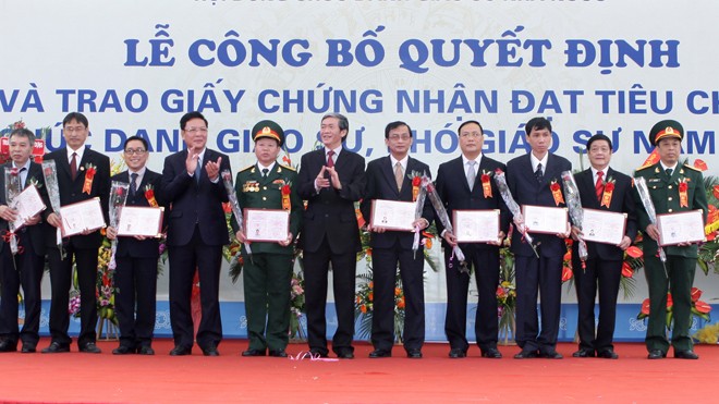 Chức danh khoa học không thể xin, cho Lễ công bố quyết định, trao giấy chứng nhận chức danh Giáo sư tại Văn Miếu Quốc Tử Giám năm 2013. Ảnh: Ngọc Châu