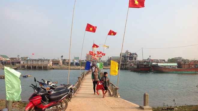 Xây cầu bắc qua Cồn Sẻ giúp học sinh đến trường Chiếc cầu tạm của người dân sẽ được thay thế bằng cầu bê tông cốt thép