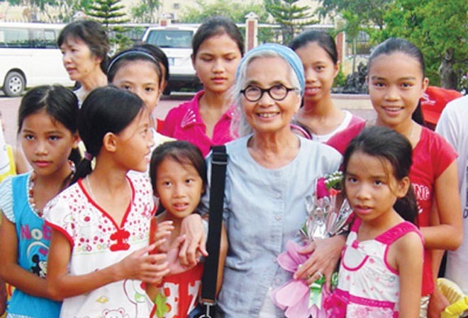 Nữ tướng của Giáo sư Trần Thanh Vân GS Lê Kiêm Ngọc thăm Làng trẻ em SOS Đồng Hới, tháng 9/2012. Ảnh: Hàm Châu