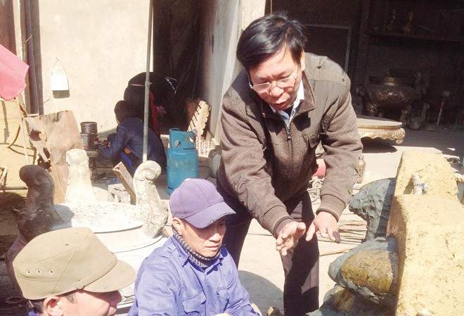 Độc chiêu làng Đồng Mạnh du kích (đứng) và các nghệ sỹ đang tạo mẫu trước khi đúc. Ảnh: Minh Hiếu