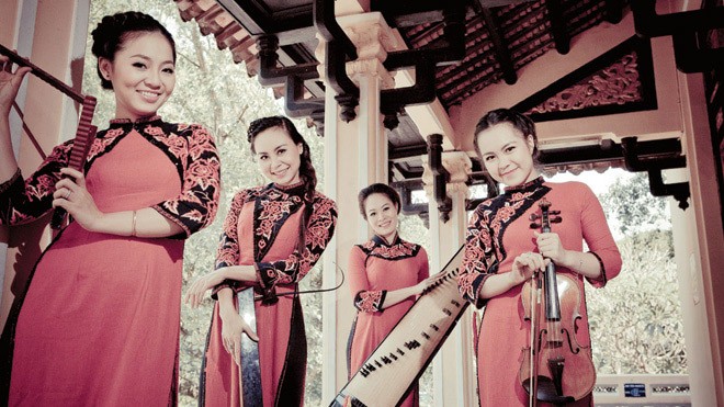 Con đường đúng cho nhạc Việt Mặt Trời Đỏ - từ trái qua: Thanh Lan (hát), Hồ Nga (hát, t’rưng, tam thập lục, trống, bầu), Kim Long (tranh, t’rưng, tỳ bà), Thùy Linh (violon, trống). Ảnh: Minh Huy