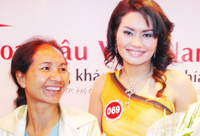 Mặn mà sơn nữ Mẹ Kthe đưa con gái đi thi Hoa hậu