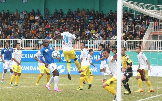 HAGL và bài học đắt giá HAGL (áo xanh) trong trận thua Hà Nội T&T. Ảnh: Goal