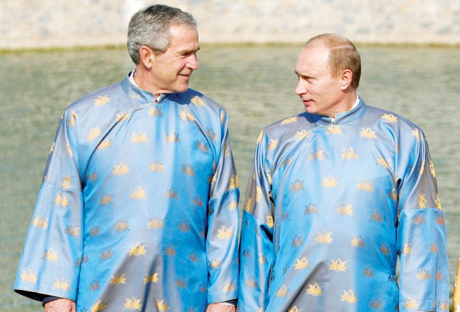 Tổng thống Nga Putin: Quyền lực & tài tử Tổng thống Nga Vladimir Putin và Tổng thống Mỹ George Bush tại Hội nghị thượng đỉnh APEC tháng 11/2006 ở Hà Nội. Ảnh: Getty Images