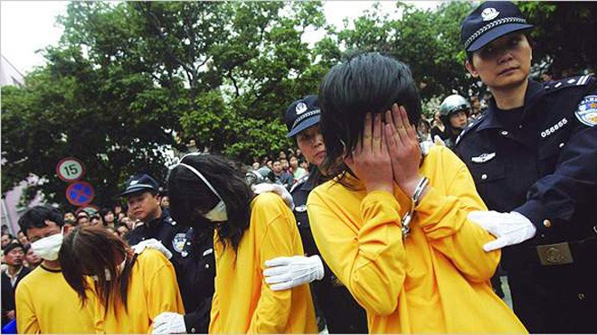 Gái mại dâm tố khổ trong trại cải tạo Gái mại dâm bị bêu gương trước công chúng ở tỉnh Quảng Đông. Ảnh: New York Times