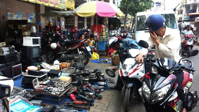 Chợ trời “đặc biệt” ở Sài Gòn Ở chợ trời này, có thể tìm thấy đủ loại hàng