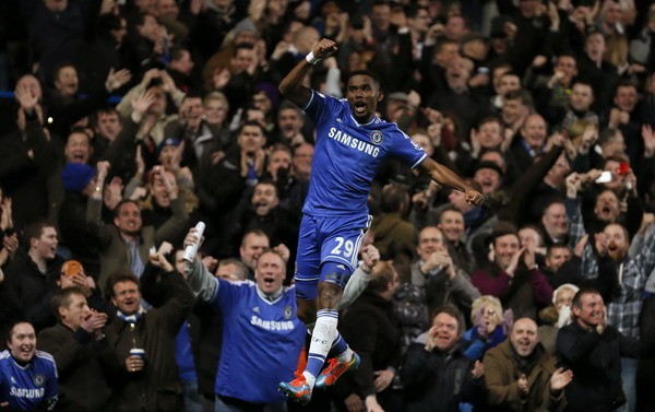 Chelsea nhấn chìm MU Samuel Eto'o bay cao với cú hattrick vào lưới M.U - Ảnh: Reuters