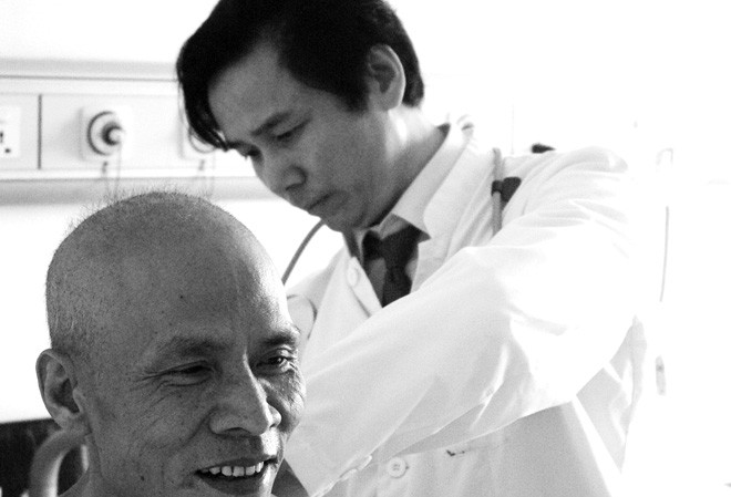 Mắc phải ung thư nên lựa chọn phương pháp điều trị nào? Giáo sư Bành Hiểu Xích thăm khám cho bệnh nhân