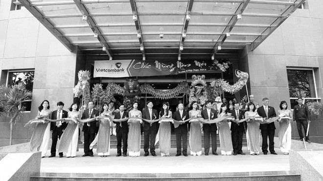 Vietcombank Quy Nhơn khánh thành trụ sở mới Cắt băng khánh thành trụ sở mới