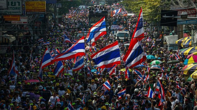 Thái Lan ban bố tình trạng khẩn cấp Vài ngàn người biểu tình tuần hành trên đường phố Bangkok cuối tuần qua. Ảnh: Athit Perawongmetha