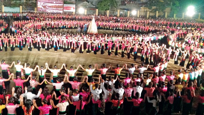 Xòe Thái, khèn Mông ai lên cao nguyên, ai về thung lũng… Vòng xòe kỷ lục 2013 người Thái ở Mường Lò. Ảnh: Tùng Duy