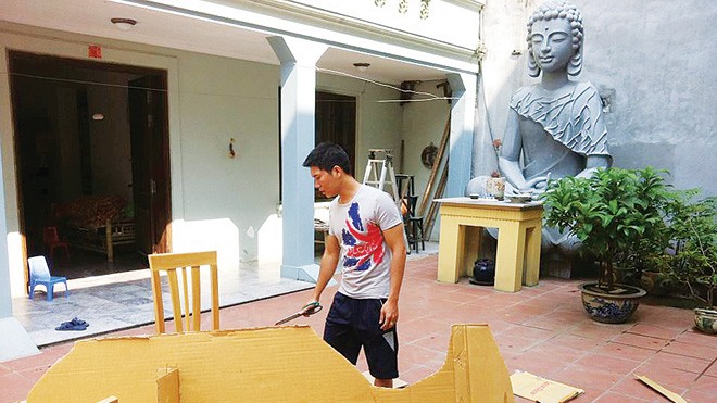 Cột bằng giấy và da voi bằng… thơ Nguyễn Phan Bách đang làm “Voi Thơ”