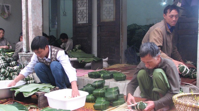 Nghề làm bánh chưng truyền thống Làm bánh chưng ở làng Tranh Khúc. Ảnh: Quỳnh Nga
