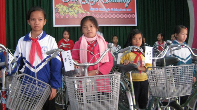 “Tết yêu thương” cho trẻ thiếu may mắn Trao xe đạp cho học sinh nghèo
