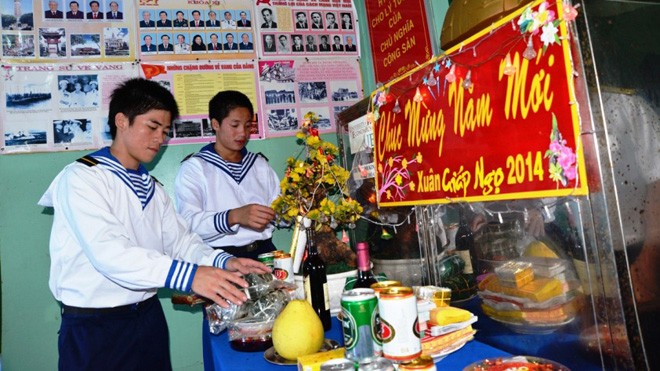 Lính nhà giàn đón Tết sớm Chiến sĩ nhà giàn Phúc Tần B trang trí bàn thờ đón Tết sớm. ảnh: Tuấn Cường