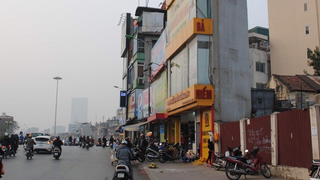 Xử lý nhà siêu mỏng, siêu méo: Nặng “khẩu hiệu”, thiếu giải pháp Nhà siêu mỏng trên đường Kim Liên mới giáp Ô Chợ Dừa. Ảnh: Minh Tuấn