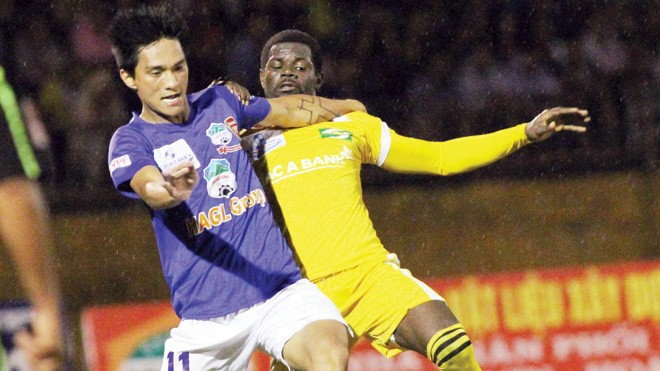Vòng 4 V-League: Cuộc chiến cao nguyên HAGL (trái) và SLNA sẽ có cuộc chiến trên cao nguyên. Ảnh: VSI