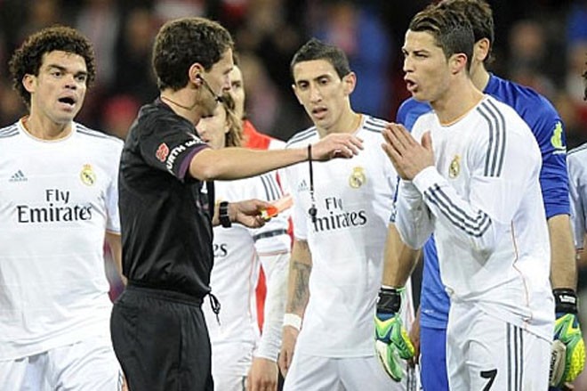 Truất quyền thi đấu Ronaldo, trọng tài lĩnh án 3 trận Truất quyền thi đấu Ronaldo, trọng tài lĩnh án 3 trận