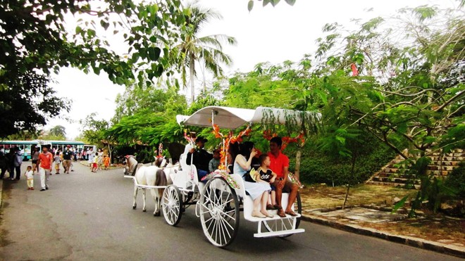 Bà Rịa Vũng Tàu khai hội văn hóa du lịch lần thứ tám Ngồi xe ngựa trên Hồ Mây, luôn hấp dẫn khách du lịch trong dịp Tết Giáp Ngọ. Ảnh: Tuấn Cường