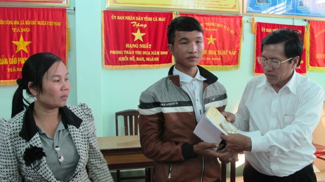 Chậm gửi tiết kiệm, Hào Anh mất tiền oan Ông Võ Hoàng Hiệp, GĐ Sở LĐ- TB& XH Cà Mau trao tượng trưng số tiền cho Hào Anh khi em vừa đủ 18 tuổi