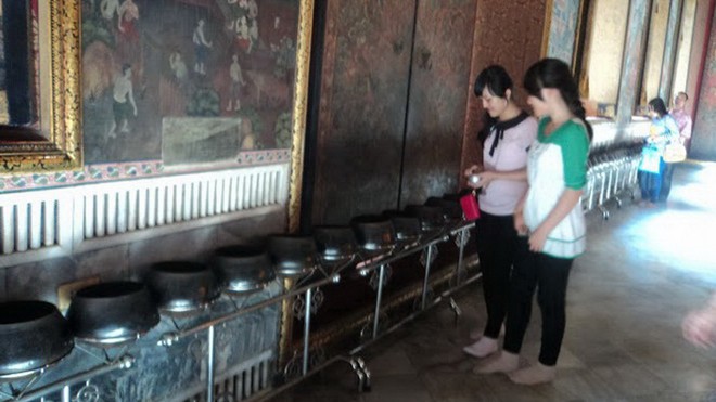 Thùng quyên tiền ở chùa Thái Lan Dãy âu quyên tiền ở điện thờ lớn trong Wat Pho