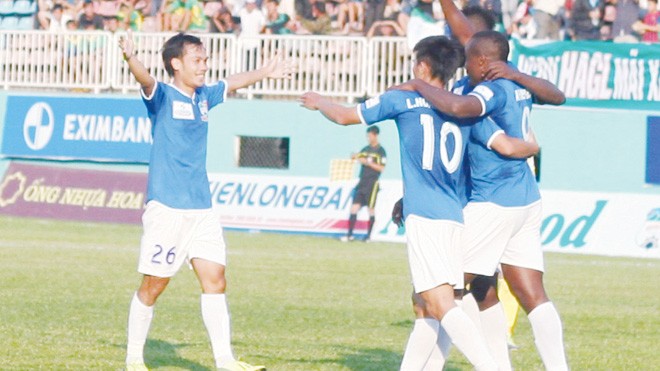 Vòng 4 V-League: Hat-trick của “người hết thời” Timothy Các cầu thủ HAGL ăn mừng chiến thắng đầu năm mới trong trận đấu với SLNA . ảnh: CTV