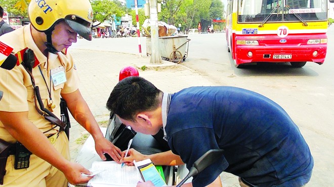 Cải cách nhưng không để CSGT cầm tiền Ngoài mất thời gian, thủ tục xử phạt vi phạm giao thông hiện quá rườm rà. Ảnh: Trọng Đảng