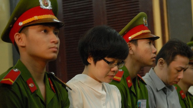 Đề nghị xử siêu lừa Huyền Như tội tham ô Bản án sơ thẩm “đại án” Huỳnh Thị Huyền Như đã khiến một số người trong cuộc không “tâm phục khẩu phục”. Ảnh: Hữu Vinh