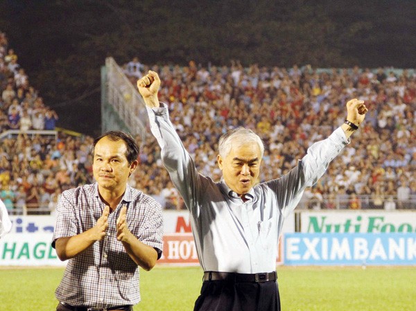 Đại hội VII diễn ra không đúng kế hoạch của VFF Quyền Chủ tịch VFF Lê Hùng Dũng (phải) vẫn chưa hoàn tất thủ tục để ứng cử ghế Chủ tịch VFF. Ảnh: vsi