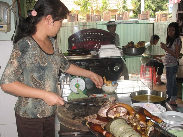 Chết oan vì chó cắn Những người thường xuyên tiếp xúc với thịt chó hoặc làm nghề thú y nên chủ động chích ngừa dại để tránh phơi nhiễm. ảnh: L.N