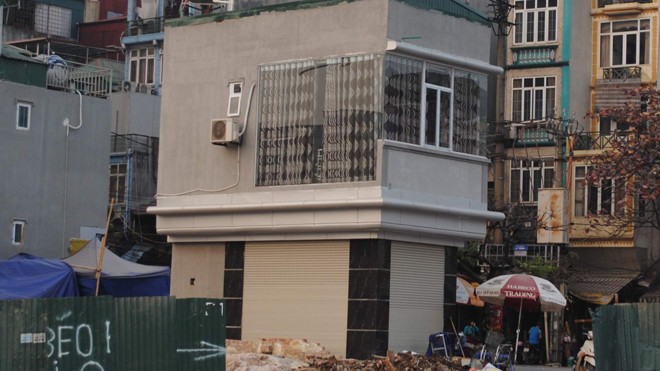 Nhà siêu mỏng tràn lan do 'mạnh ai, nấy làm' Nhà siêu mỏng trên tuyến Ô Chợ Dừa - Hoàng Cầu. Ảnh: Minh Tuấn