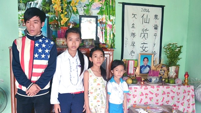 Nỗi đau của bốn đứa trẻ Bốn đứa trẻ bên bàn thờ bố mẹ giữa ngày Tết. Ảnh: Như Ý