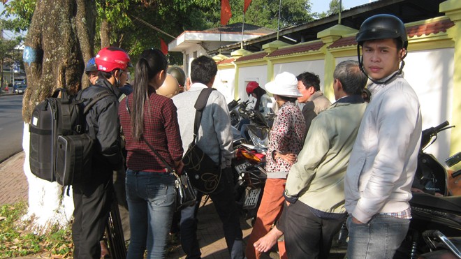 Giá thuê ki ốt quá cao, tiểu thương phản đối Các tiểu thương phản đối trước trụ sở UBND tỉnh Đắk Lắk