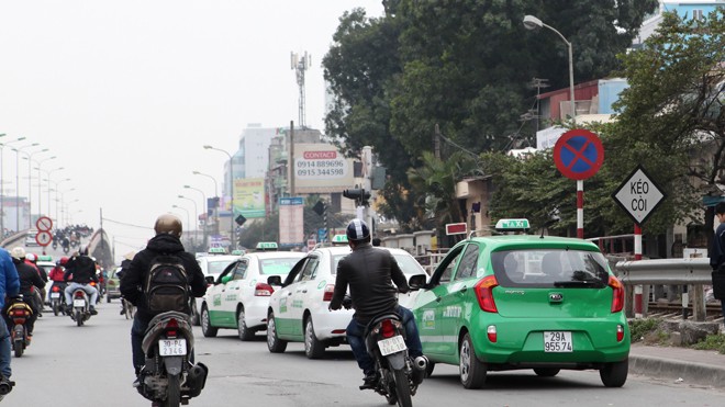 Thiếu phối hợp chặt chẽ của các đơn vị chức năng Taxi đỗ tại biển cấm đỗ cấm dừng