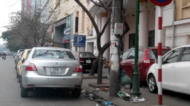 Sẽ trao giải cho người phát hiện lỗi biển báo Biển cấm dừng đỗ, ngay sát đó lại cắm biển điểm đỗ xe