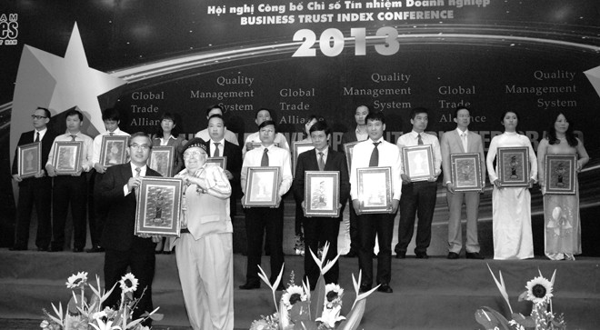 Manulife Việt Nam nhận danh hiệu “Doanh nghiệp phát triển bền vững năm 2013” Bác sĩ Trần Thế Lộc (bên trái) - Giám đốc Điều hành, đại diện Manulife Việt Nam nhận biểu tượng “Doanh nghiệp phát triển bền vững năm 2013. ẢNH: Hòa Hội