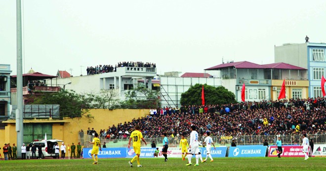 Vòng 6 V-League: Thanh Hóa bay cao Người hâm mộ Thanh Hoá vào xem đội nhà giành chiến thắng thuyết phục trước nhà ĐKVĐ Hà Nội T&T chiều qua. Ảnh: VSI