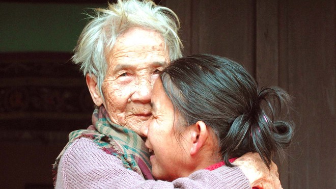Trùng phùng sau 39 năm lưu lạc Mẹ con bà Bê hạnh phúc trong ngày đoàn tụ.