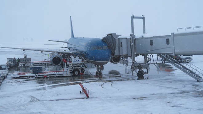 Đoàn du khách Việt Nam đầu tiên bay thẳng đến Hokkaido Chiếc máy bay đầu tiên của Vietnam Airlines xuất hiện tại sân bay Asahikawa Nhật Bản phủ đầy tuyết. Ảnh: Vũ Tiến