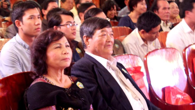 Chân dung những ông chủ tập đoàn Rừng Toàn Cầu Vợ chồng bà Cẩn, ông Xứng tại hội nghị của Rừng Toàn Cầu tại Nha Trang, ngày 19/2